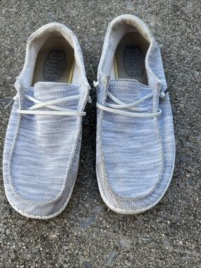Hey Dude Men’s Size 9 Slip-On Loafers in Light Gray and White